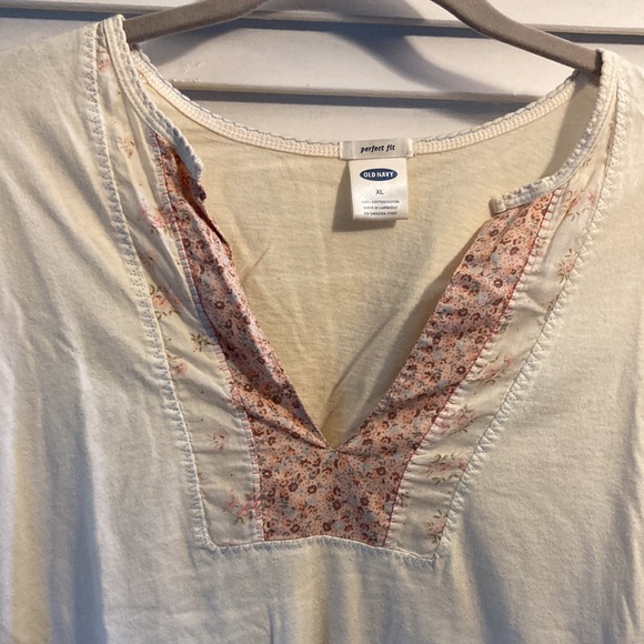 Old Navy - XL long sleeve cream shirt with flowers - Picture 3 of 10